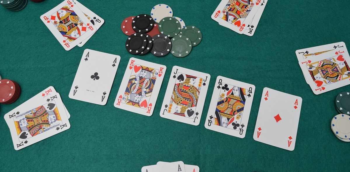 LuckyDays کیسینو میں پوکر گیمز